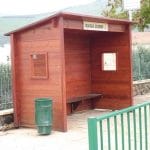 תחנת הסעה מעץ