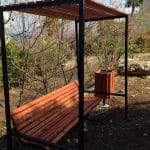 ספסל עם גגון