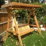 נדנדה מעץ מלא לחצר דגם יוקרתי