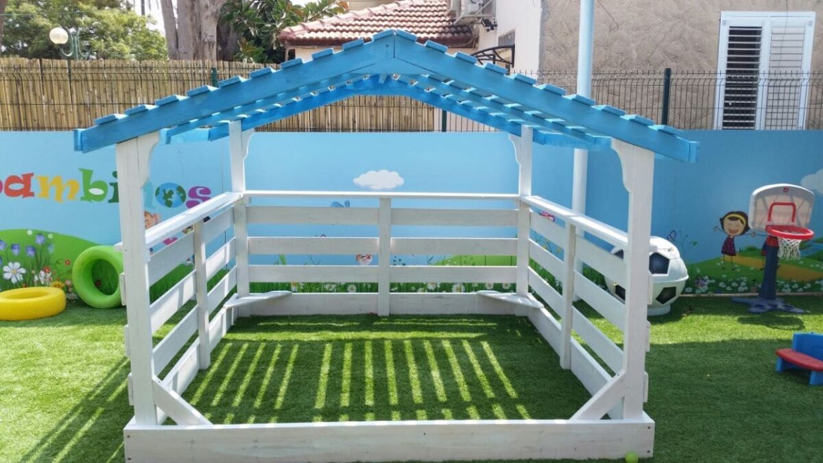 ארגז חול לילדים עם גגון