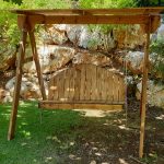 נדנדה מעץ לחצר