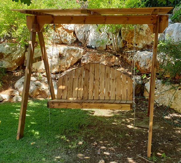 נדנדה מעץ לחצר