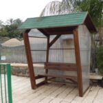 תחנת הסעה מעץ