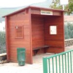 תחנת הסעה מעץ