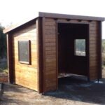 תחנת הסעה מעץ