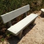 ספסל בטון חלק עם משענת