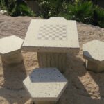 שולחן בטון דגם שחמט + כיסאות